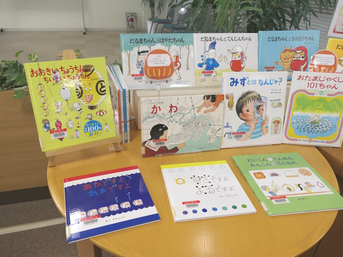 kawatan_PR's tweet photo. 情報メディアセンターでは、企画展示を行っています🎵テーマは「絵本作家 かこさとし 生誕100周年～世代を超えて読み継がれる絵本～」
多くの作品が世代を超えて、今も読み継がれています。
この機会に今も色あせない作品の魅力に触れ、理解を深めてみませんか？
https://t.co/zRv49Uemw2 https://t.co/bdXpxL7dC9