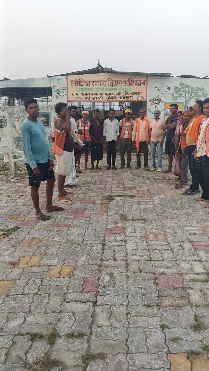 BuxarLSBA's tweet photo. SWM asset and Swachhata Karmis after day to day routine work at Rampurkala panchayat of Chausa block in #buxar district @LSBA_Bihar #MeraGaonMeriJimmedari #SwachhGaonSurakshitJalvayu https://t.co/K3hAI7GocA