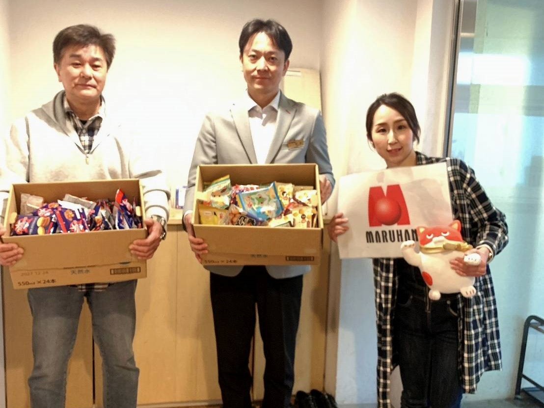 MaruhanOfficial's tweet photo. マルハン琴似店がお客様より頂いた端玉賞品を「柏葉荘」様へ届けてまいりました。
みなさまとても喜んでおり、温かい言葉も頂き感激いたしました。今後も継続して地域貢献に取り組んでまいります。 https://t.co/57xVHQNBzU