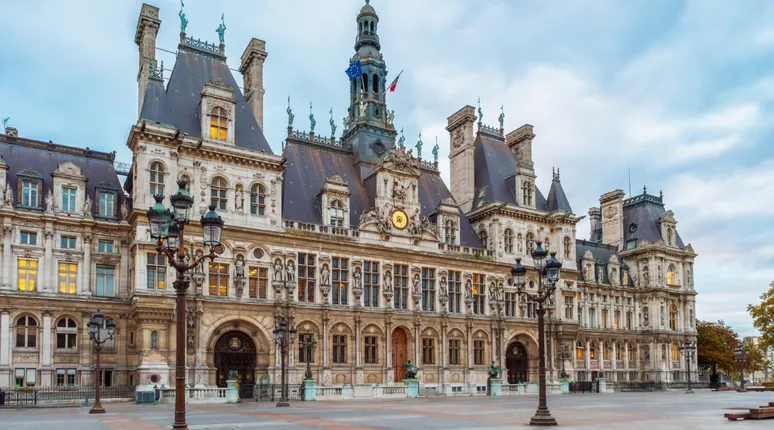SoeurFoune's tweet photo. Le Paris Saint-Germain est qatari. Disneyland Paris est américain. Il n'y a que le périscolaire de la Ville de Paris qui soit bien de chez nous. 🇫🇷 https://t.co/riUmIfQkQ5