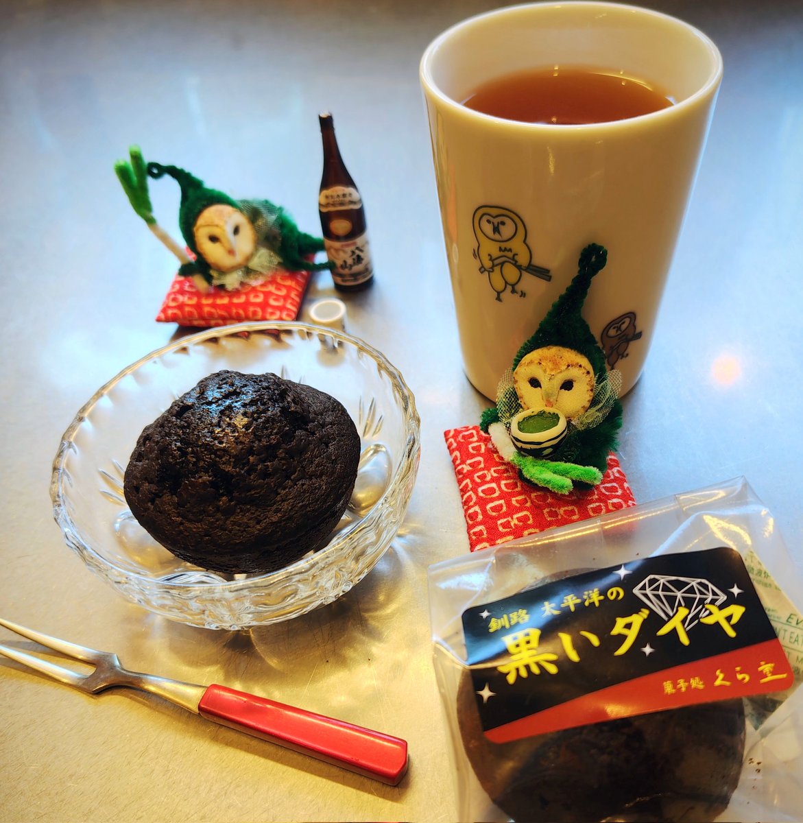 Kitano4126's tweet photo. 釧路・くら重さんの「黒いダイヤ」
ナッツ入りのチョコケーキ
炭鉱業が栄えていた名残らしい
お品なので昭和なお皿とフォークでいただきます✨
おネギ折ホーちゃんの湯呑みには
もちろんホーじ茶…✨
妖精さん達もご相伴にあずかるのでした…🦉💚🦉
#おネギの妖精さん
#メンフクロウ https://t.co/NqPNz3prsF
