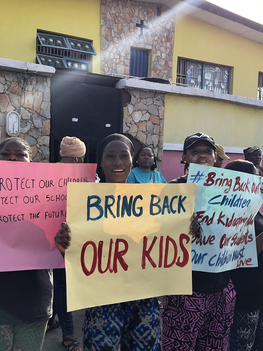 Itz_Darkpearl's tweet photo. #bringbackourchildern #peacefulprotest #oyochildern #lagosprotest https://t.co/fdZQpAwLJO