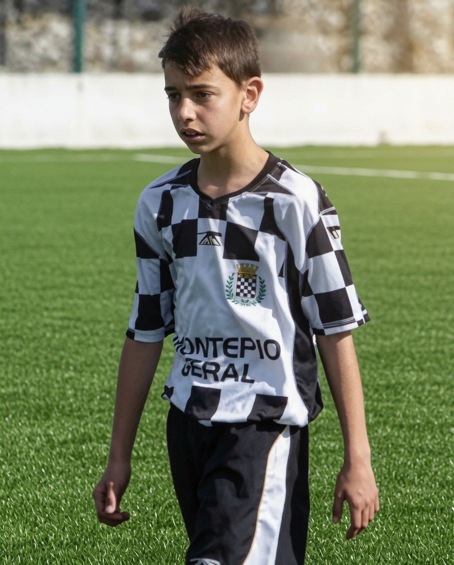 ManUtdInPidgin's tweet photo. Guess the player? 

wrong answers only… https://t.co/JWyyYAwbC2