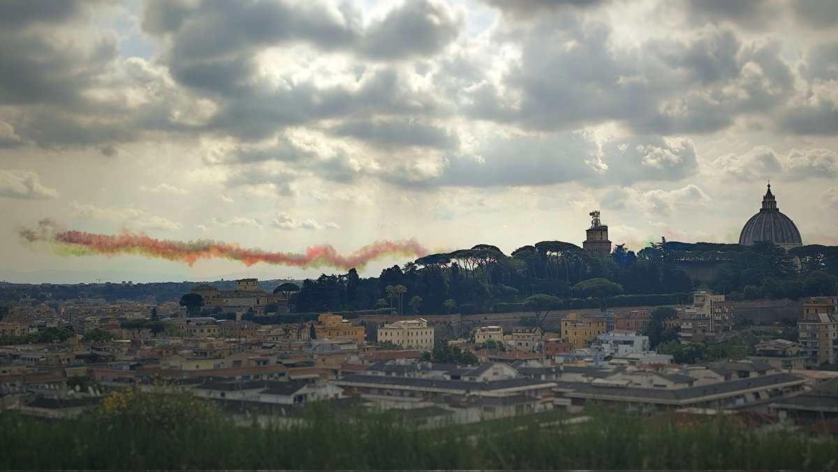 Fabiuss6's tweet photo. Frecce tricolore 
80 anni di Repubblica Italiana. 
#freccetricolore
#repubblicaitaliana
#italia https://t.co/jekJLUVzdU