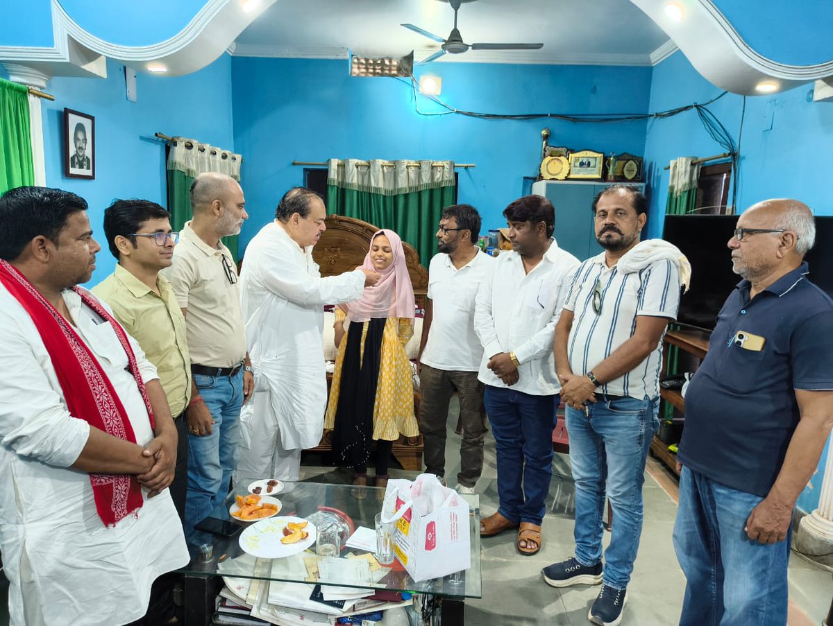 teamfatmi's tweet photo. कंसी निवासी जनाब वज़ीर अहमद साहब की पुत्री सोमैया परवीन को इस वर्ष आईआईटी(IIT) की परीक्षा उत्तीर्ण करने पर बहुत-बहुत मुबारकबाद। इस मौके पर रेडियंस क्लासेस के निदेशक कैप्टन आशुतोष कुमार झा जी और गणित शिक्षक धीरज कुमार शुक्ला जी भी मौजूद रहे।
@Fatmialiashraf https://t.co/CcOr5UD12W