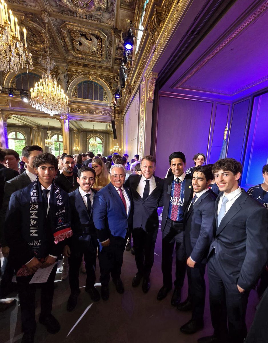 QatarEmb_Paris's tweet photo. #PSG 🇶🇦-🇫🇷 | SE l'ambassadeur Sheikh Ali bin Jassim Al-Thani honoré d'avoir été reçu dimanche soir au Palais de l'Élysée par le président de la République Monsieur Emmanuel Macron, pour célébrer le sacre historique du PSG en Ligue des champions 🏆⚽️

L'Ambassade adresse ses très chaleureuses félicitations au PSG, à son président SEM Nasser Al-Khelaifi, à son coach, à son capitaine et à tous ses joueurs.

🙏🏻 Un immense merci pour ces moments de joie et de fierté!
---
تشرّف سعادة السفير الشيخ علي بن جاسم آل ثاني بتلبية دعوة فخامة رئيس الجمهورية الفرنسية إمانويل ماكرون، للمشاركة، في قصر الإليزيه، في الاحتفال بفوز نادي باريس سان جيرمان بلقب دوري أبطال أوروبا لكرة القدم، للموسم الثاني على التوالي.

توجّه السفارة تهانيها الحارّة لنادي باريس سان جيرمان ورئيسه سعادة السيد ناصر بن غانم الخليفي ومدرّبه وقائده وجميع لاعبيه وتشكرهم على الجهد المبذول لتحقيق هذا الإنجاز الرائع ضمن لحظات مؤثرة من الفخر والفرح! 

#Qatar #Paris #football
#باريس_سان_جيرمان