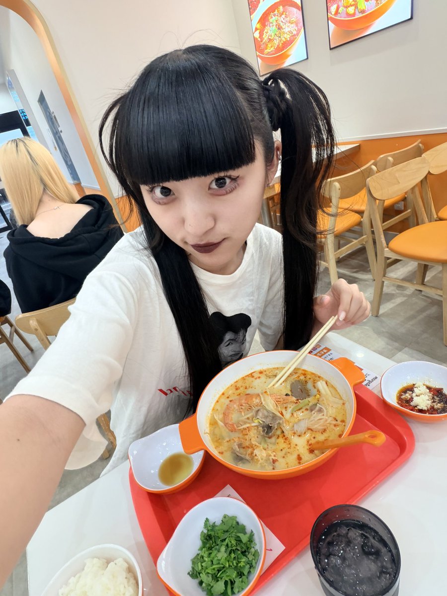 kimotabe's tweet photo. へんてこ髪の毛で食べる https://t.co/uN4OiF8f7s