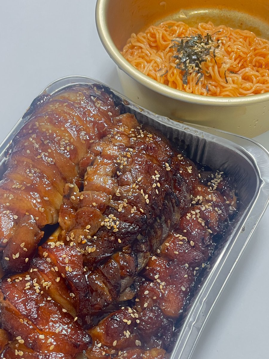 hungry_jima's tweet photo. 족발에 배홍동비빔면을 곁들여 드셔보세요 https://t.co/XB0jbmhwzS