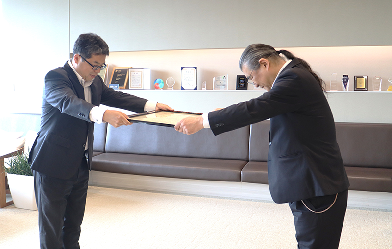 IIJ_PR's tweet photo. IIJの執行役員 セキュリティ本部長 齋藤 衛が、島根県警察における長年のサイバーセキュリティ対策への貢献が評価され、このたび島根県警察本部長より感謝状を受贈しました。感謝状の授受は、6月2日、当社本社（東京都千代田区）にて、島根県警察本部長が来訪のうえ、行われました。
https://t.co/9pYiJUJzZu