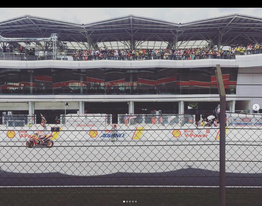 sebentaryadek's tweet photo. Nonton MotoGP langsung dari tepi sirkuit. 

cuma sebulan gaji. sebenernya gw gak butuh2 amat ke sana, cuma krn wkt itu dibilang sama cwk: "alah paling kamu gak bakalan pernah pergi abroad"

lah mampus gua langsung beli tiket weekend tour ke Malay, cash keras. https://t.co/IcE6dkS1X3