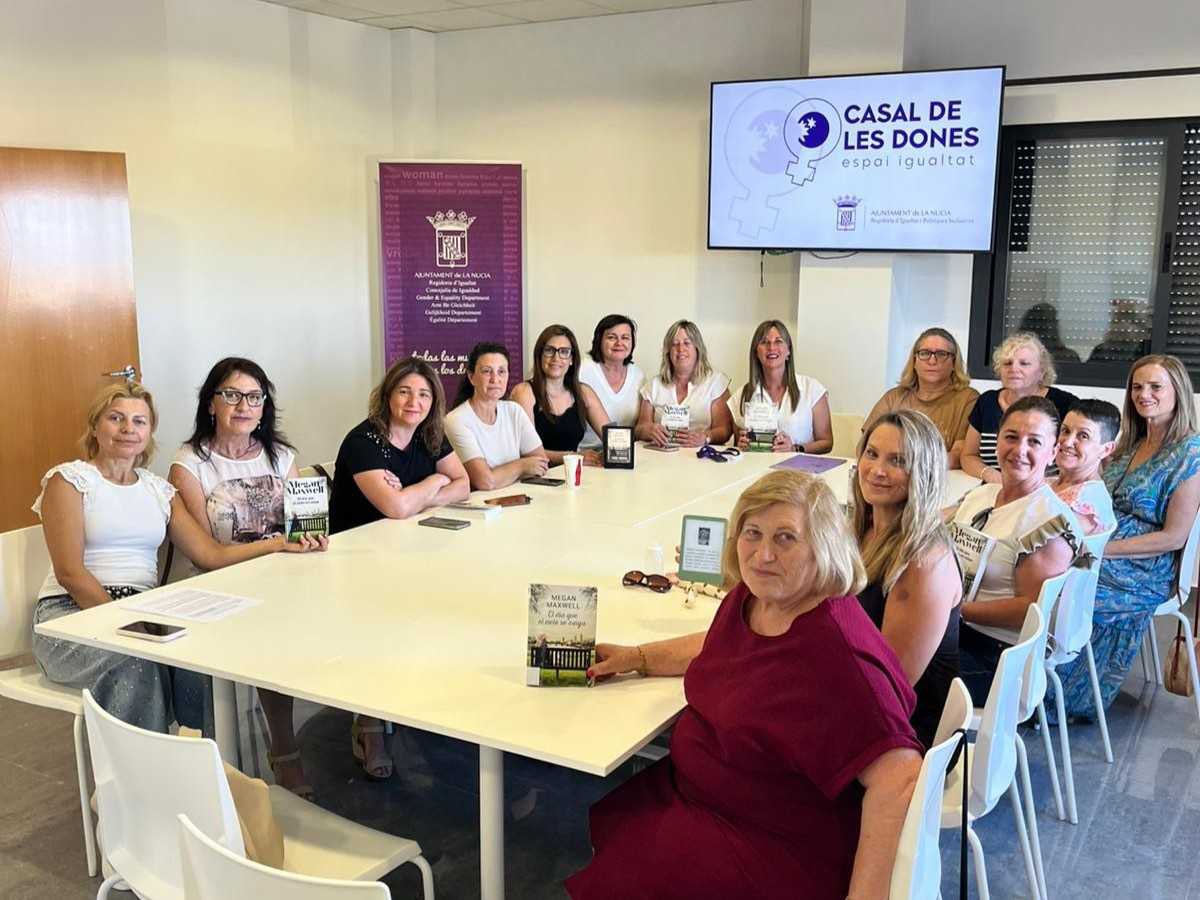 LaNuciaES's tweet photo. 📚💜 El Club de Lectura de Igualdad La Nucía ha finalizado la lectura de la novela “El día que el cielo se caiga” en una nueva sesión celebrada en el Casal de les Dones - Espai Igualtat.👏✨👥 💜 🌸📚

➕ℹ️👉 https://t.co/XTpX553BOF https://t.co/sXFgh1KHEU