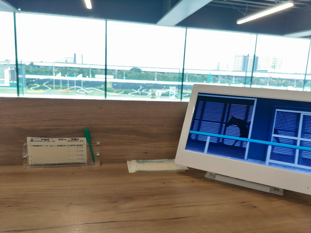 ma315549's tweet photo. 今日は船橋競馬場に来ています☁
各地方競馬のジョッキーが集まるジョッキーズチャンピオンシップ、札幌競馬場で行われるワールドオールスタージョッキーズの代表決めレースです🗾
遠方でなかなか見られない騎手のサインをgetしたい🙏
ちなみに、今日の指定席は無料です✌ https://t.co/vHtxXJsFFP