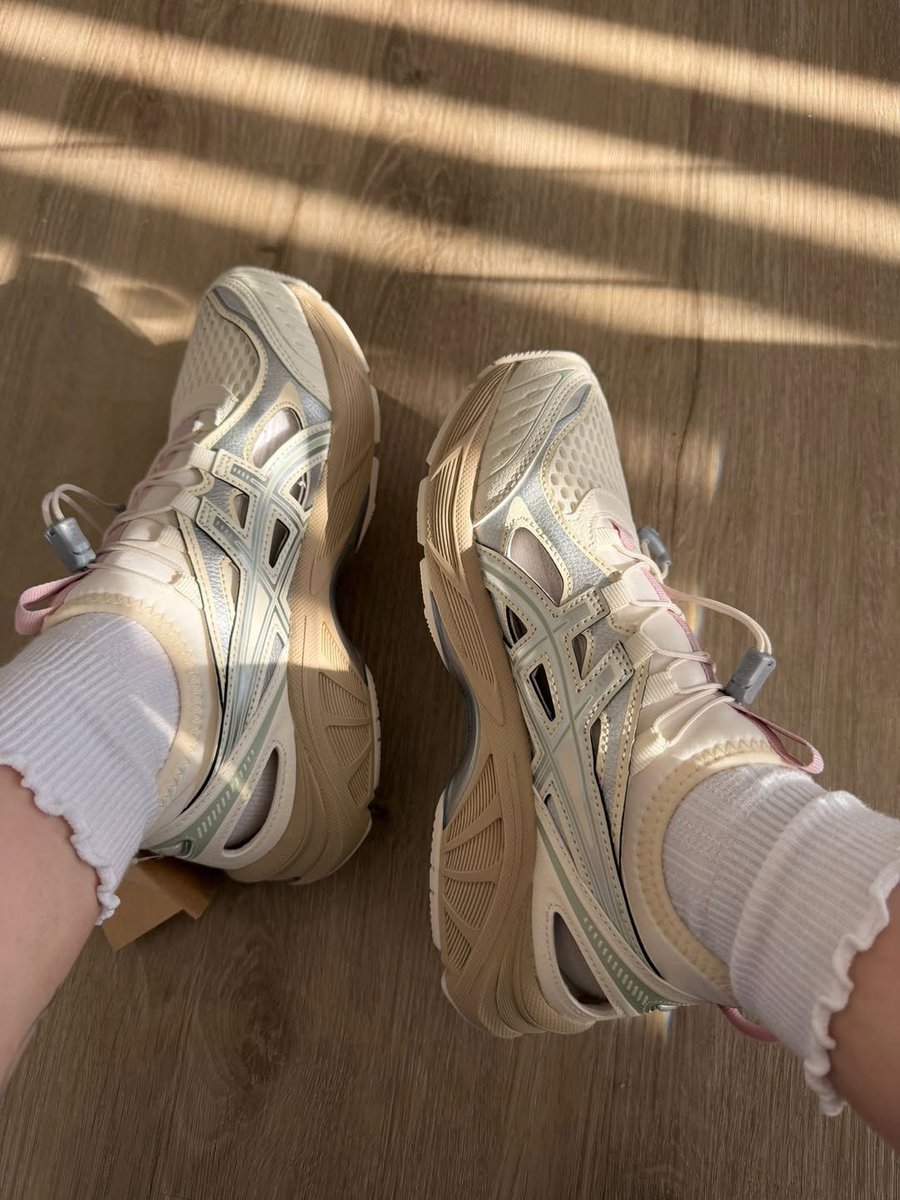 arestebee's tweet photo. SIAPA YANG MENCIPTAKAN SEPATU INI CAKEP BANGET PLIS 😭😭 https://t.co/7WE08Fs6iB