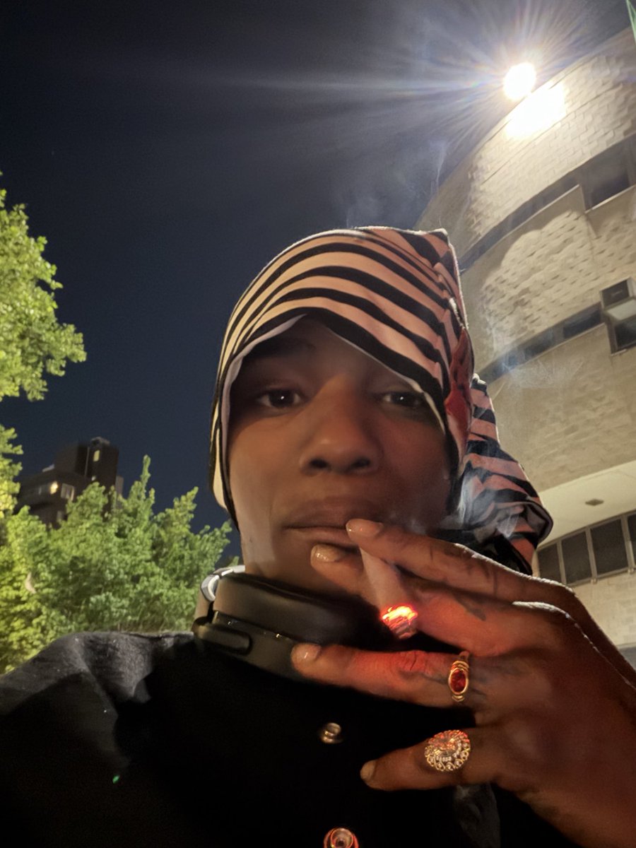 WHOAREU9999's tweet photo. 🤭 https://t.co/MilDgv8GmB