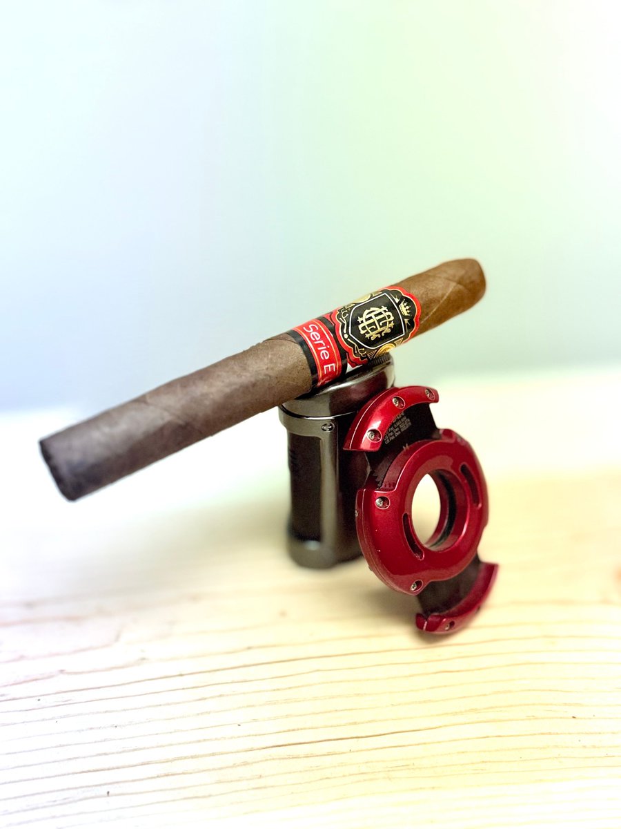 TheEveningDraw's tweet photo. The Crowned Heads Serie E Sublime reminds not every cigar needs to be a unicorn, limited release, or special occasion smoke.
Sometimes a cigar’s job is simply be consistent.
🌙 Full Review:
https://t.co/V0OVqaaQdb

#CigarLifestyle #Cigar #CigarReview #CigarLounge #CigarAficionado https://t.co/CzVblUWQjd