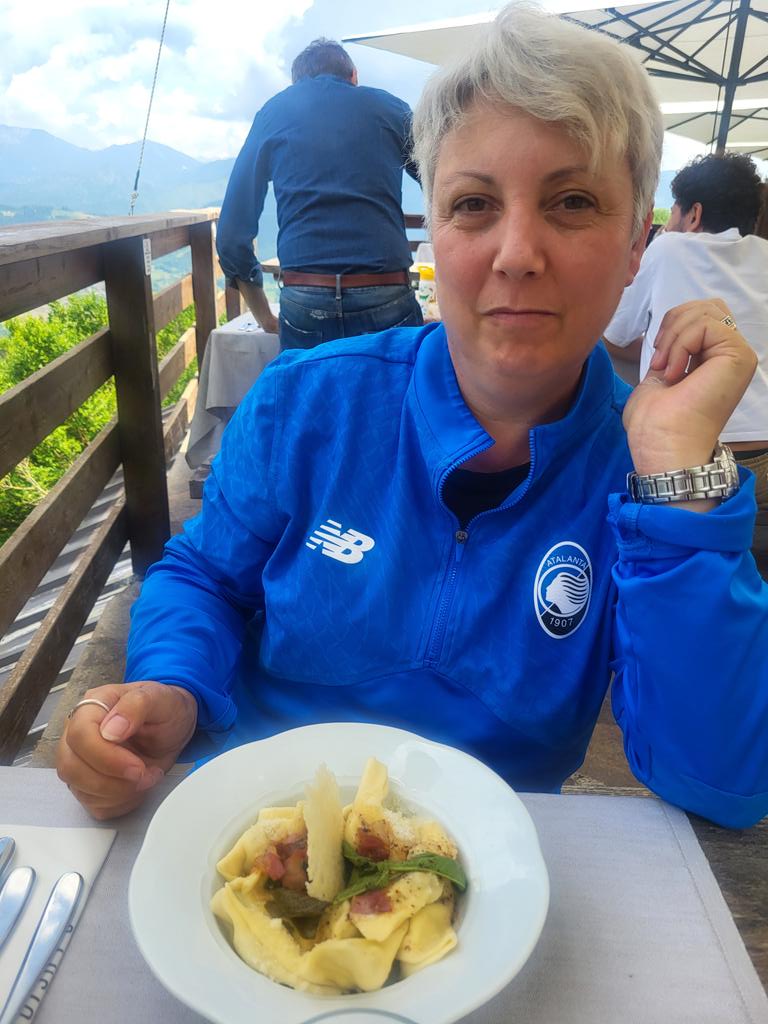ColucciLc's tweet photo. @LucaColucci1 @archi_tradition @settalese @mar_co_lucci @ProlocoClusone @clusone24zero23 @PCClusone @VivereBergamo @ValserianaNews @ValSeriana Dopo tanta "fatica", pranzare con una vista simile, non Ha pari.
Bellissima la #Ciana con la felpa dell' @Atalanta_BC !!! https://t.co/B1XdT3qshd