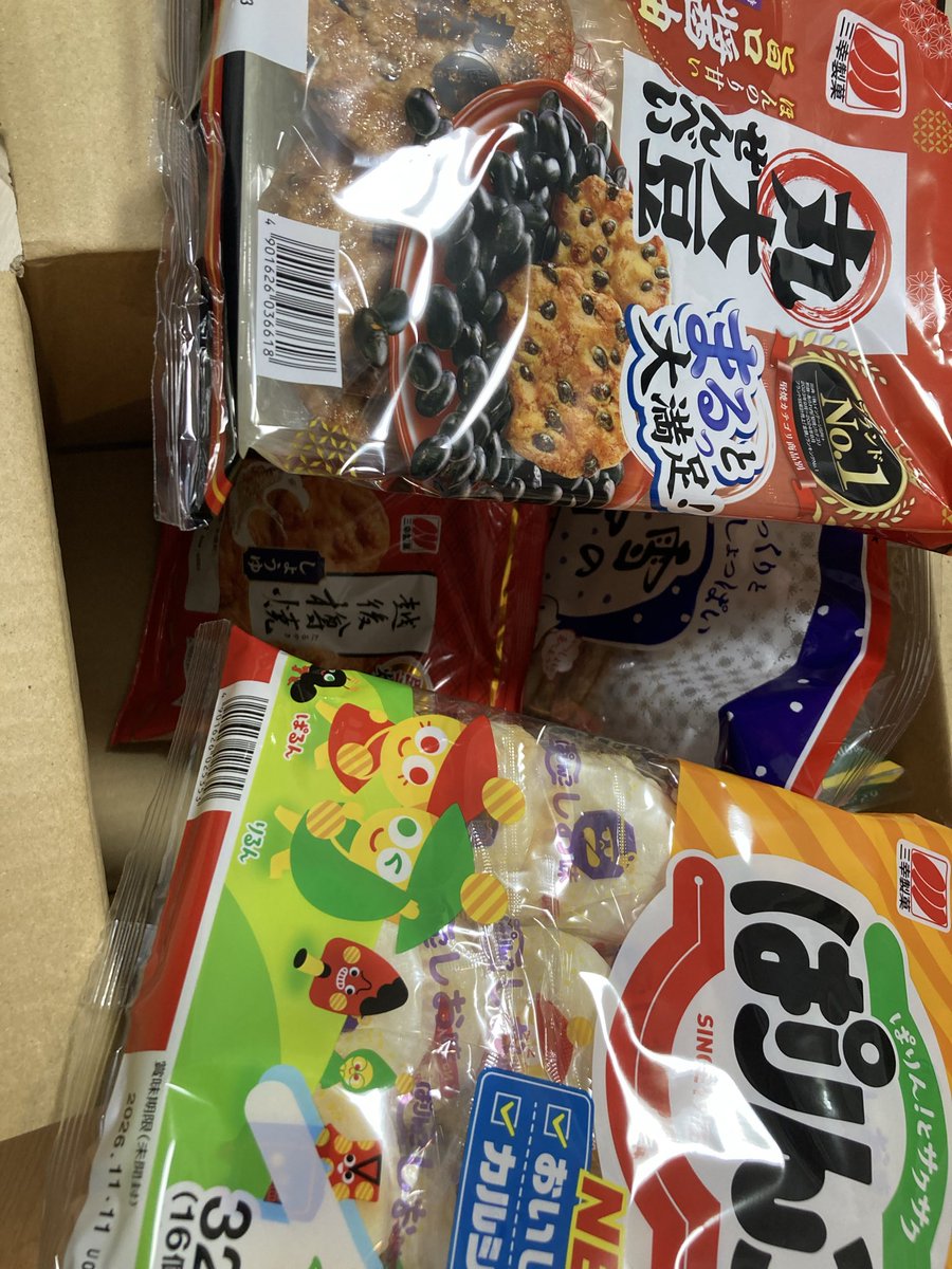 mj_pudding's tweet photo. 雨降ってくるから早く帰ろうと思ってたら飲み会に誘われたので行ってしまいました。

家に帰ってきたら第四北越から優待が届いてました。

おばあちゃんが好きそうな三幸の絶妙なラインナップ！最高！
#株主優待 https://t.co/9QVOTjv4yB