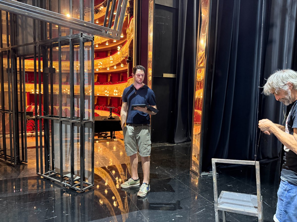 teatreprincipal's tweet photo. 🛠️ Comencem el #muntatge de l'#opera #Rigoletto de Verdi.
L'escenografia és una gran estructura de ferro, alumini i miralls que es transforma per acollir dos mons ben oposats: el del duc de Màntua i del bufó Rigoletto.
📌 Estrena 17, 19 i 21 de juny ➡️https://t.co/byERy8X5Fs https://t.co/jK05i245vD