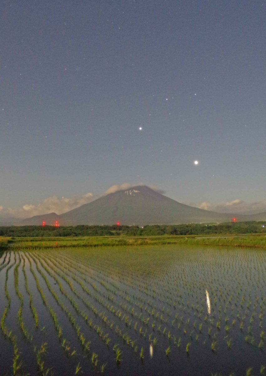 etplace's tweet photo. 岩手山、金星と木星

①6月2日20:06　無風・薄雲あり／月明かりなし
②5月30日20:32　微風あり／月下

二惑星がぐっと近づいてきました
両日とも、水星はずっと雲の中

岩手県盛岡市門前寺にて https://t.co/jx0xA23Rir