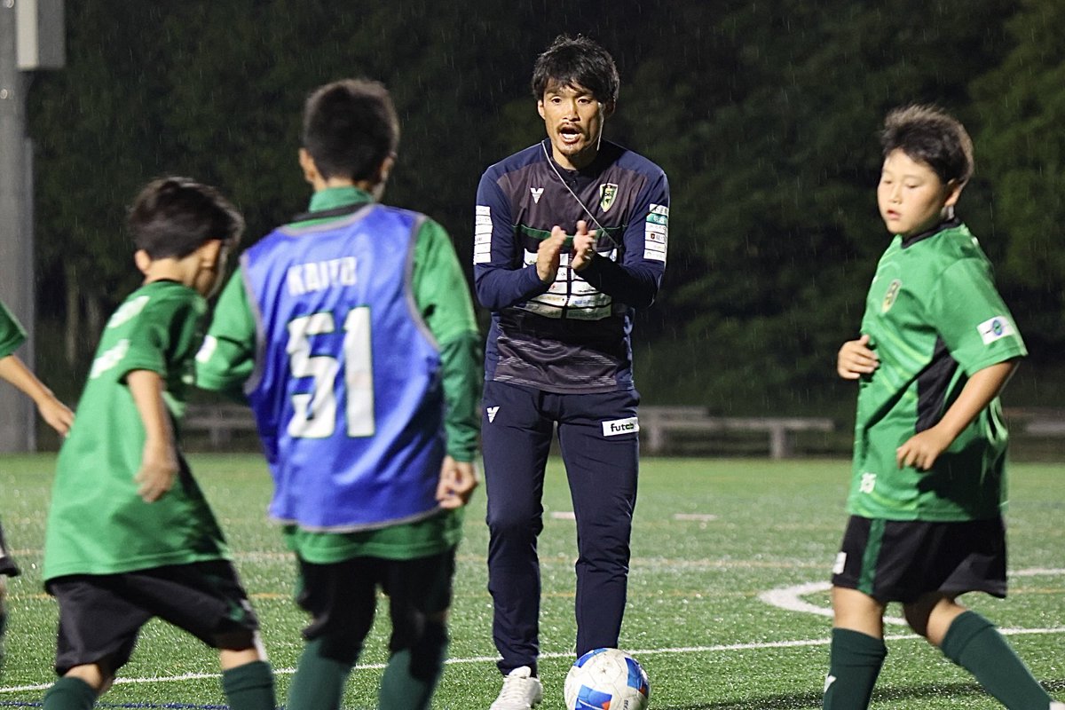 VondsTeam's tweet photo. 【TOP】
6月2日（火）、トップチームのスタッフ 
向山聖也 監督
加藤瑠伍 ヘッドコーチ
渡辺広大 強化兼アシスタントコーチ
細田晃平 分析コーチ
がジュニアユースの練習にコーチとして
参加しました。

「すべての子どもたちの"夢"のために」

この使命のもと、子どもたちにとっての憧れであり続けるために、これからも活動を続けてまいります。

#Vonds
#vonds市原
#PROVEIT