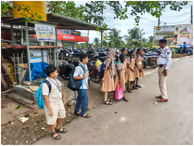 trafficsouthmgc's tweet photo. ಮಂಗಳೂರು ನಗರದ ಸಂಚಾರ ದಕ್ಷಿಣ ಪೊಲೀಸ್ ಠಾಣಾ ವ್ಯಾಪ್ತಿಯ ತೋಕೊಟ್ಟು ಓವರ್ ಬ್ರಿಡ್ಜ್ ಬಳಿ ಎ.ಎಸ್.ಐ ಬಾಲಕೃಷ್ಣ ರವರು ಶಾಲಾ ಮಕ್ಕಳಿಗೆ ರಸ್ತೆ ಸುರಕ್ಷತೆ, ಸಂಚಾರ ನಿಯಮಗಳ ಪಾಲನೆ, “ತುರ್ತು ಸ್ಪಂದನಾ ವ್ಯವಸ್ಥೆ-112” ಮತ್ತು ಡಿಜಿಟಲ್/ಸೈಬರ್ ವಂಚನೆ-1930” ಬಗ್ಗೆ ಜಾಗೃತಿ ಮೂಡಿಸಿರುತ್ತಾರೆ.@acptrafficmgc https://t.co/FYWgKkj5Eg