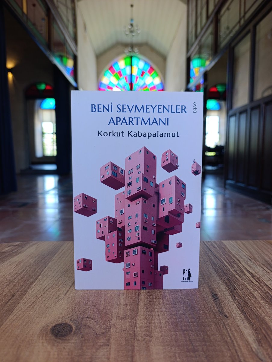 m_erdevir's tweet photo. Öykülük’te masamda Beni Sevmeyenler Apartmanı var. Korkut Kabapalamut’un ikinci öykü kitabı bu eser, romanıyla birlikte düşünürsek de üçüncü kitabı. 

Bilmediğimiz, anlamaya yanaşmadığımız bir evrenden sesleniyor yazar öykülerinde. O evrene girmek zaman alsa da zamanla orada dolaşmayı seviyorsunuz.

“Uğurlu tavşanımız ortadan kaybolduktan sonra bir daha hiçbirimiz kendimize gelemedik, gün yüzü göremedik. Köyün üzerine kara bulutlar çöktü, taze gelinler bile ıkınıp ıkınıp doğuramadı, balığa çıkanlar geri dönemedi, geceleri kimseyi uyku tutmaz oldu. Köyün karanlık, gübre kokan sokaklarında uyurgezerler gibi sarsak adımlarla dolaşırken birbirimize çarpar olduk, gırtlak gırtlağa geldik, tavuklar bile yumurtlamaz, hayvanlar yavrulamaz, ekinler bir santim olsun boy atmaz, kuşlar ötmez... Kaybımızın büyüklüğünü tam olarak idrak edince neredeyse topluca aklımızı kaçıracaktık. Bazılarımız çabucak çıldırıp kendini bu melanetten kurtardı, kimi kadınlar uzun kara saçlarını yoldu, yüzlerini gözlerini ilenerek tırmaladı, elbiselerini parçaladı, birkaç küçük çocuğun dili bir daha açılmamak üzere aniden, aynı anda tutuldu.”