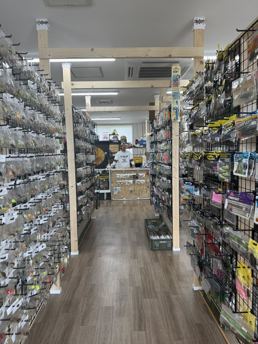 madmaniax25's tweet photo. 天童市久野本地区に釣具・古着屋のお店
【ブランキー】にお邪魔して来ました。
僕は釣りしないので、
よく分かりませんが、とても楽しいお店です。釣具もメルカリよりも安く…をモットーにしてるようです。
オーナーさんは昔からの知人なので頑張って欲しいです。 https://t.co/nenILcJZKy