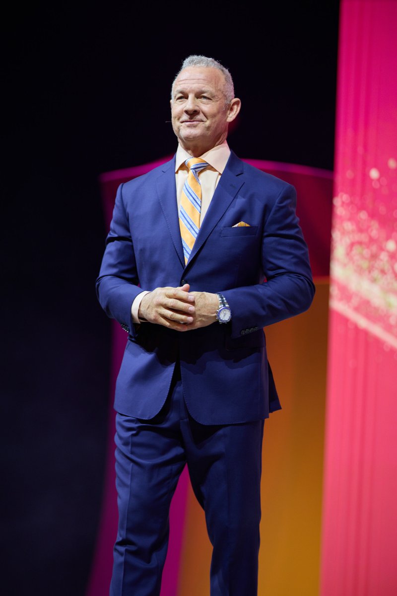 merrilhoge's tweet photo. Whether I’m speaking to executives, sales teams, entrepreneurs, or emerging leaders, my goal is always the same:

To challenge people to think bigger about what’s possible for themselves, their teams, and their future. 💡 

If people leave talking about me, I didn’t do my job.

If they leave thinking differently about what they’re capable of, then the message landed.

That’s what Find A Way is all about.

#findawayeveryday #biggerpicture #challengeyourself