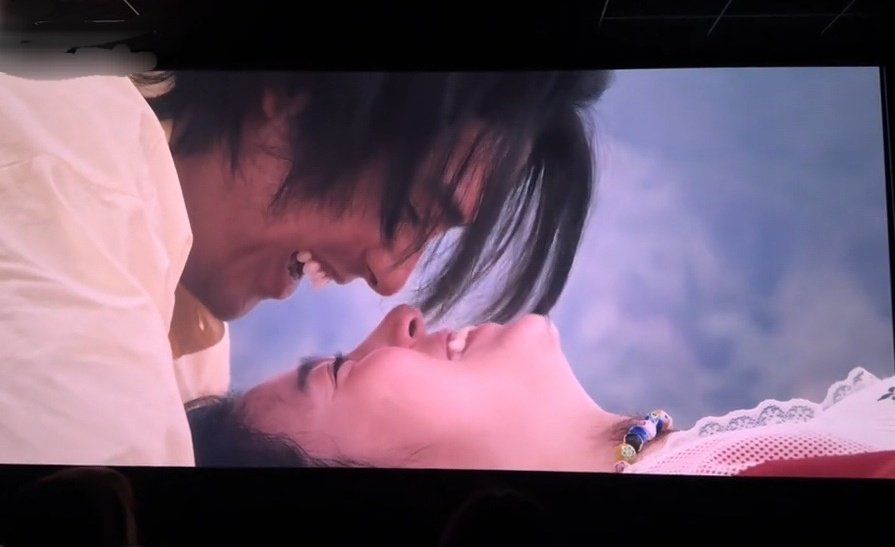bubblycara_'s tweet photo. w/ the kurtina and bacon that made us all scream. this particular moment of cisco and cheska feel surreal,  so raw, &amp; heartwarming 

idk if it's me lang, pero in a milliseconds, i saw them as donny and belle (siguro dahil may tunog yung smack kiss nila 🤭)

#DonBelle #TayoSaWakas https://t.co/ABApIXujaJ