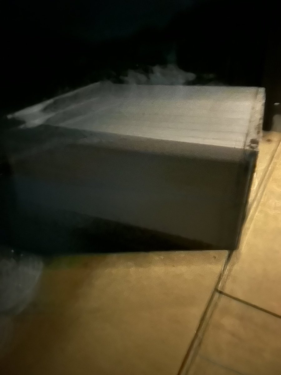 chrbun920's tweet photo. 物置倒れたのでみんな気をつけよう！(大事なものは入ってないので大丈夫です) https://t.co/pQrtAFGT7K