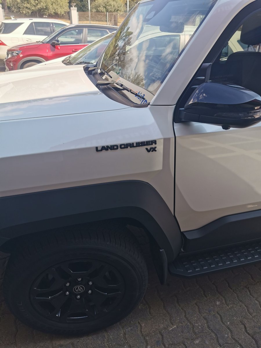 Ufunan_Entlek's tweet photo. Did you know Toyota has a Land Cruiser "Lite?" https://t.co/yvcWDd1XIR