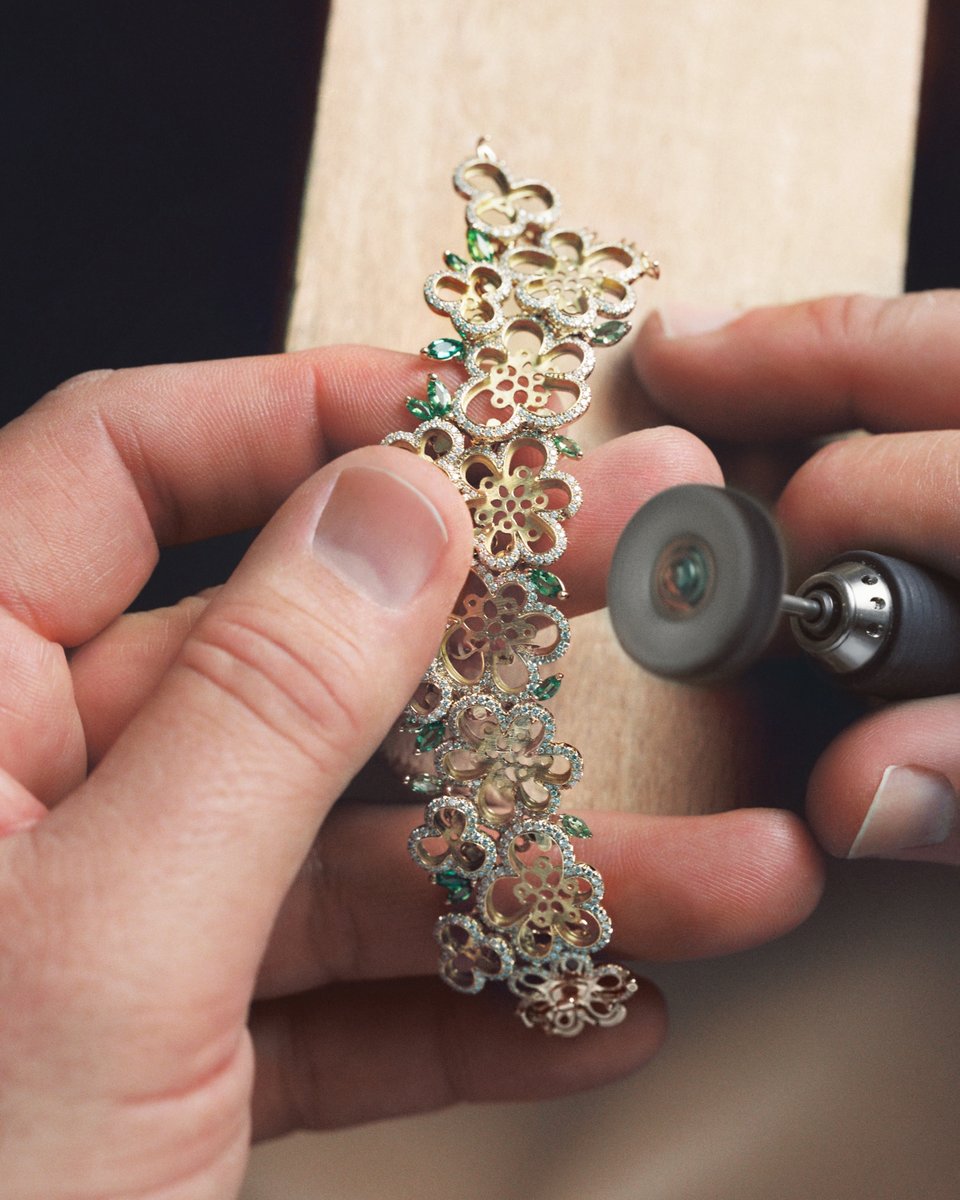 Dior's tweet photo. Diorissima.

Making the Lucky Flowers doublet necklace for the new Haute Joaillerie collection by Victoire de Castellane, layering slices of opal and turquoise to bring out subtly hued dégradés.

#DiorHauteJoaillerie https://t.co/4GaAp9G8d9