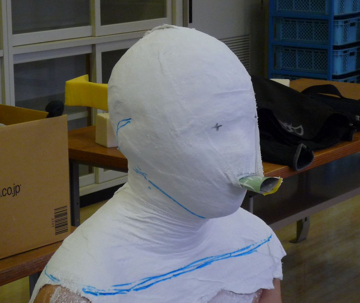 Nautilusmodel's tweet photo. TLで見かけたので少しだけ。
 ヘッドマネキンを作るを作る方法を2つ。 
一つは断熱材を使ってできるだけ正確に作る方法で測定がカギに。
もう一つは テクスチャーを必要でなればギプス採型に発泡材や石膏を詰めて作る方法。
 慣れていれば10分程度で終われるけど危険を伴うので知識や経験が必要。 https://t.co/8LUCwijsS4