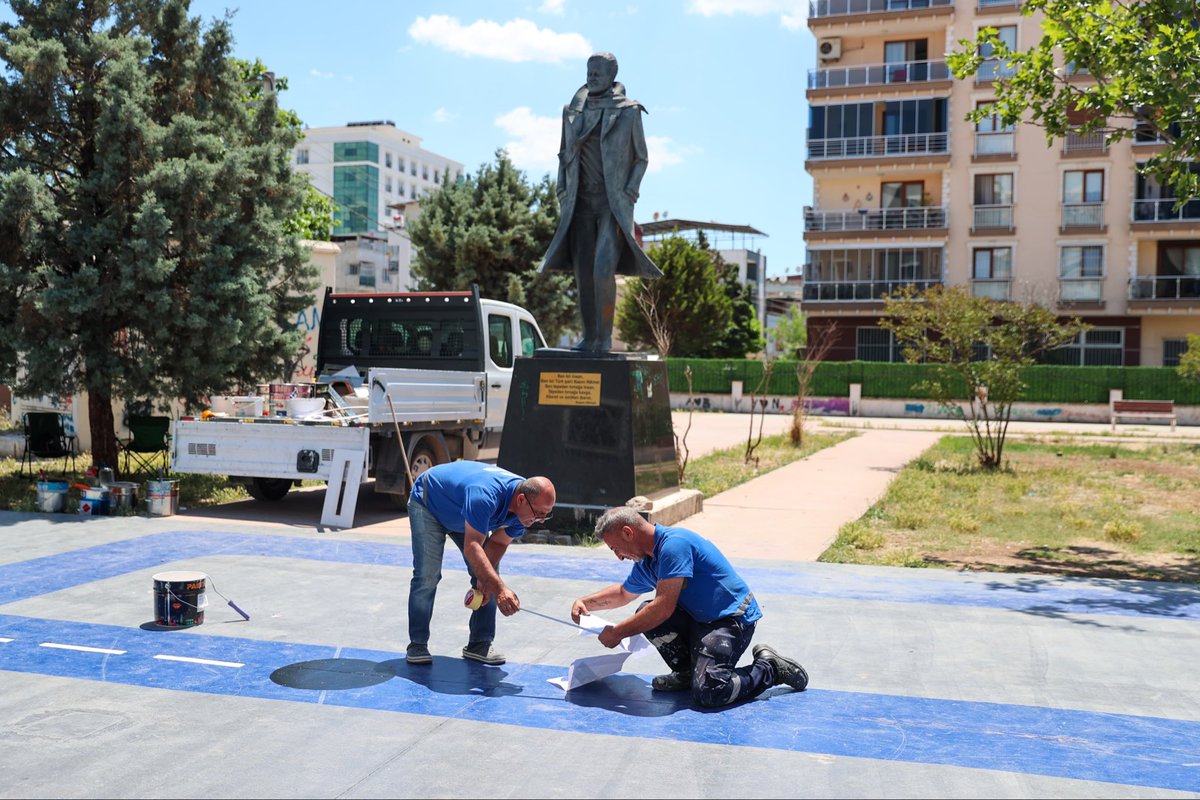 BucaBld's tweet photo. Yenigün Mahallemizdeki Nazım Hikmet Parkı’nı, çocuklarımızın güvenle oyun oynayabileceği 'Oyun Sokağı'na dönüştürüyoruz. 

Buca’nın her mahallesinde çocuklarımız için oyun alanları oluşturmaya devam ediyoruz. https://t.co/Z8DVgHT4NQ