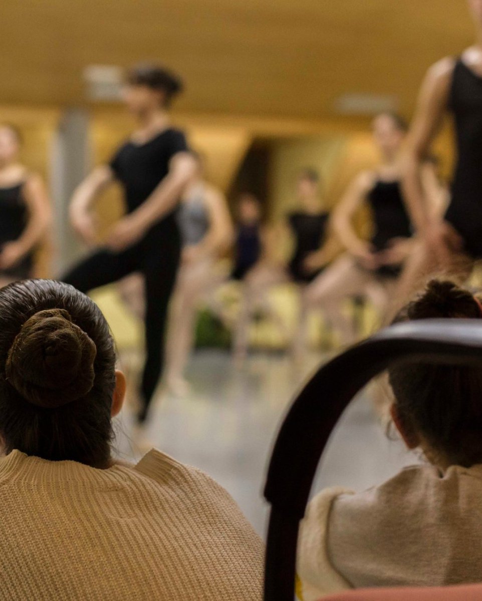 CNDanza's tweet photo. Continuamos el ciclo de talleres ESTUDIO ABIERTO 2026, que ofrecemos desde el área socioeducativa SOMOS CND.

En la sesión del próximo domingo 21 de JUNIO, nuestro bailarín Niccolò Balossini impartirá una clase de ballet enfocada a la incorporación al mundo profesional. https://t.co/RXWp1Ptl7k