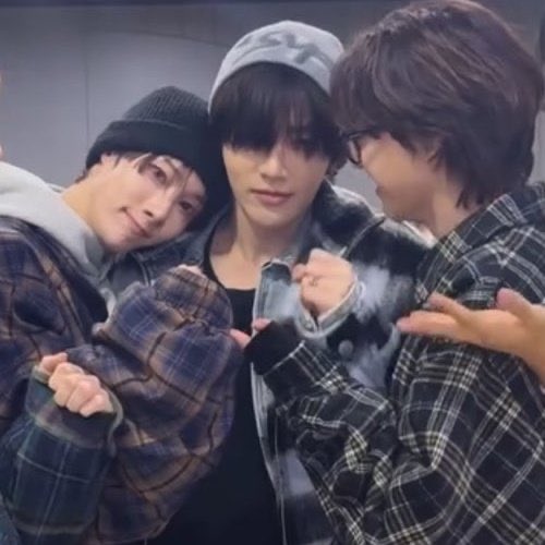 zghaosolo's tweet photo. three best friends always so supportive of each other 🫶🏻 https://t.co/GAQm66SF4R