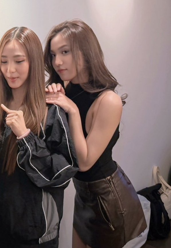 peachiepawsies's tweet photo. key in leather skirts might become a regular occurrence and i fully support it https://t.co/UaLHCMphjf