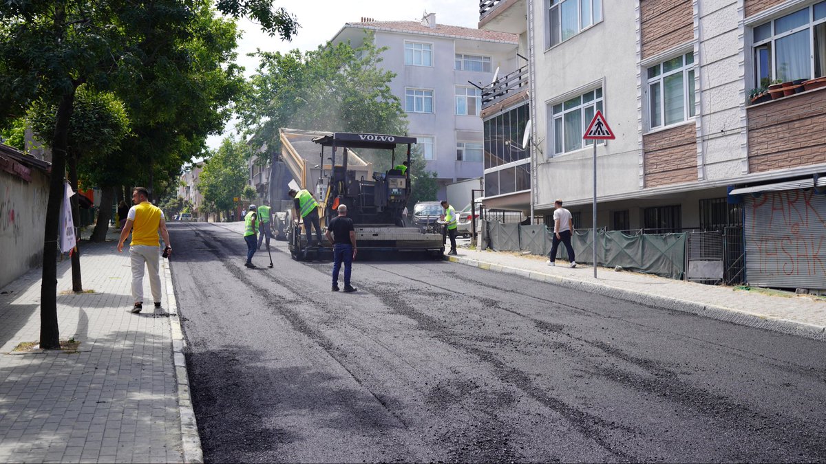 avyukselcan's tweet photo. 📍Firuzköy Mahallemizdeyiz.

İnönü Caddesi’nde gerçekleştirdiğimiz asfalt döküm çalışmalarını meclis üyelerimiz, başkan yardımcımız, mahalle muhtarımız ve birim müdürümüzle birlikte yerinde inceledik.

Avcılar’ımızın yollarını daha konforlu ve güvenli hale getirmek için çalışmalarımıza aralıksız devam ediyoruz.

Mahallemize hayırlı olsun.