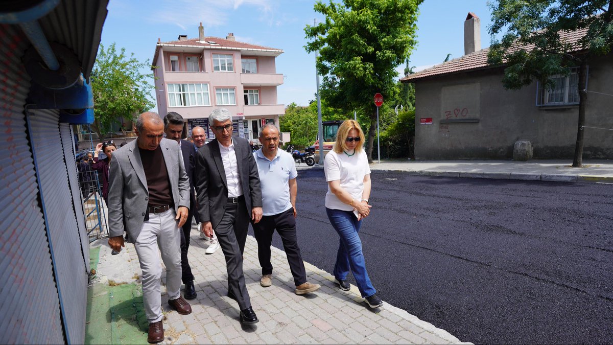 avyukselcan's tweet photo. 📍Firuzköy Mahallemizdeyiz.

İnönü Caddesi’nde gerçekleştirdiğimiz asfalt döküm çalışmalarını meclis üyelerimiz, başkan yardımcımız, mahalle muhtarımız ve birim müdürümüzle birlikte yerinde inceledik.

Avcılar’ımızın yollarını daha konforlu ve güvenli hale getirmek için çalışmalarımıza aralıksız devam ediyoruz.

Mahallemize hayırlı olsun.