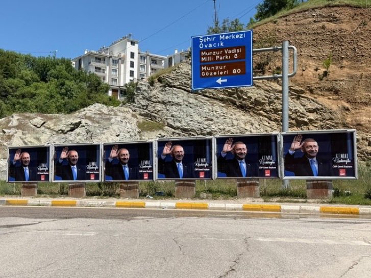 belhaberr's tweet photo. AKP’den Kılıçdaroğlu’na tam destek…

Kemal Kılıçdaroğlu’nun Tunceli’de AKP’li belediyeye ait billboardlara resminin yer aldığı afişleri astırdı.

♦️ Bir AKP’li belediye nasıl bir CHP’linin afişlerini asar?

♦️ AKP neden Kılıçdaroğlu’na destek veriyor?

Vatandaşlar bu soruları sormaya başladı.