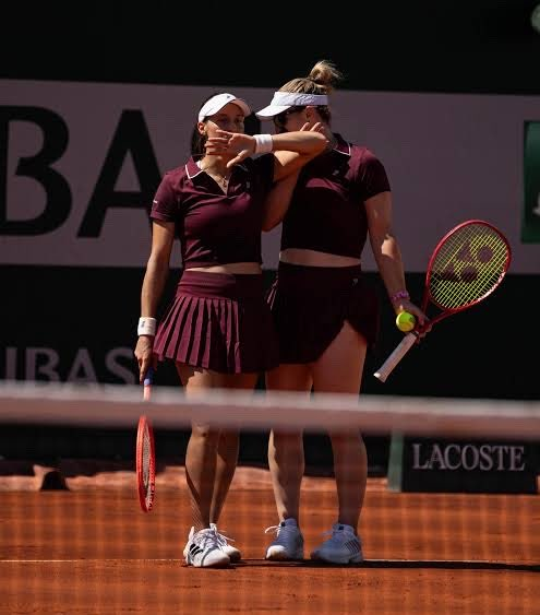 mundodotenispod's tweet photo. SEMIFINALISTAS DE ROLAND GARROS 

LUISA STEFANI E GABRIELA DABROWSKI

6/4 7/5 SOBRE SIEGEMUND/ZVONAREVA https://t.co/WZ4yl1DzRZ