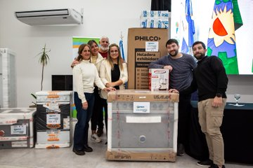 LFDP_2026's tweet photo. Más inversión donde realmente importa.
En Ramallo, 17 escuelas recibieron nuevo equipamiento de cocina gracias a una inversión superior a $22,3 millones por parte del @MinDesarrolloBA.
A través del SAE, la Provincia ya equipó 7.500 instituciones educativas. https://t.co/ePOZIsUHFM