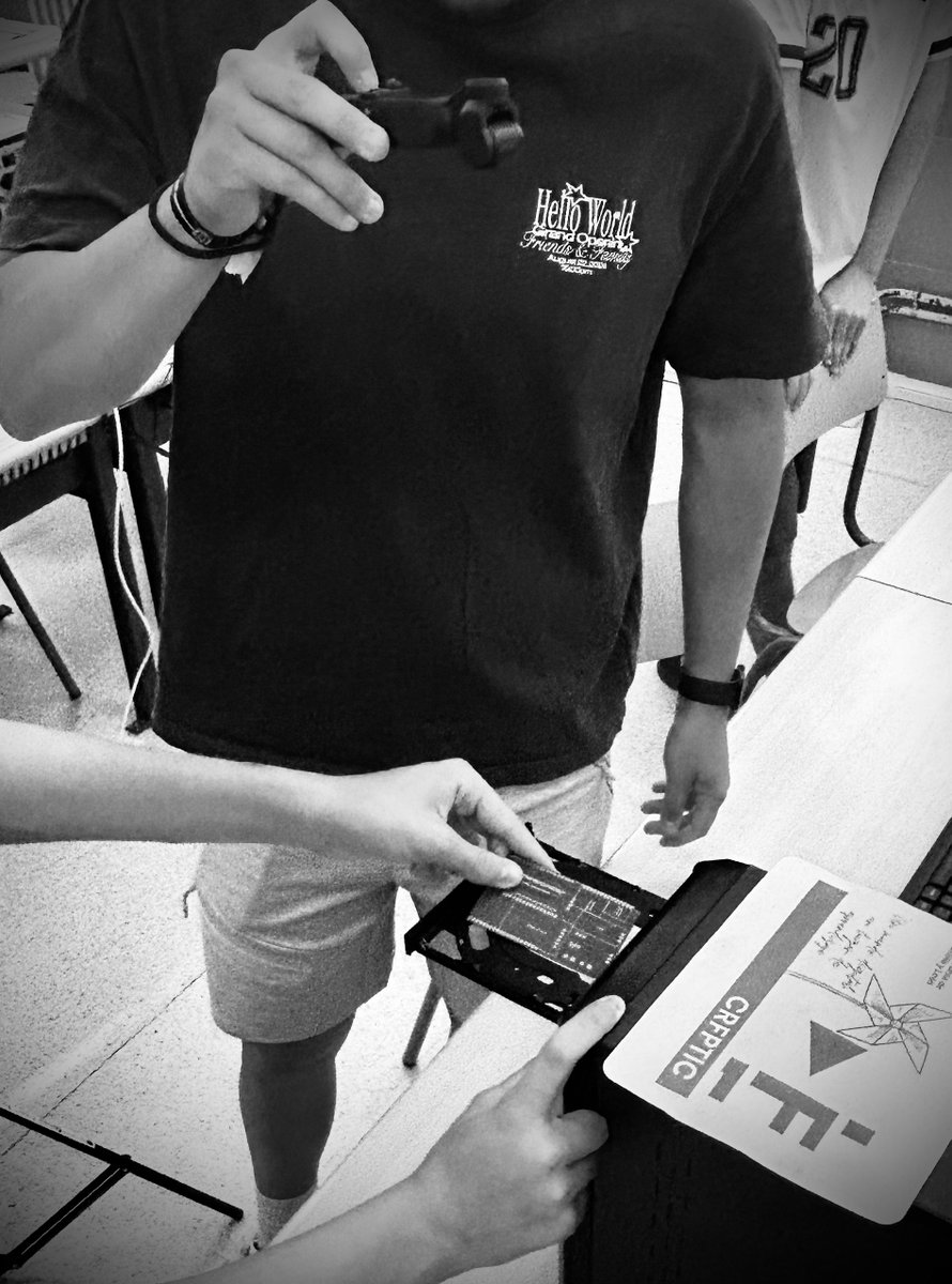 carloseducacyl's tweet photo. En el IES G. Torrente Ballester de Santa Marta de Tormes estamos rodando un cortometraje sobre IA con material del #CoDiCeTIC de @educacyl, ¡el cine en las aulas!
https://t.co/b3WJXsFQlc https://t.co/hWj1SaWXcR