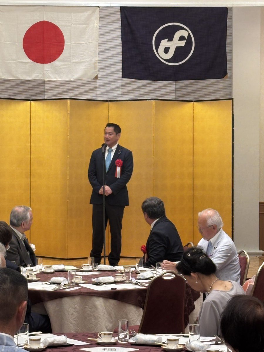 0024youhei's tweet photo. 昨日は、江戸川区食品衛生協会 令和8年通常総会の懇親会でご挨拶をさせていただきました。

　区民皆様の食の安全を守り、美味しいものを提供してくださる、齋藤会長をはじめ会員の皆様のご努力に感謝するとともに、物価高騰、光熱水費の高騰によるご苦労にしっかりと寄り添った政策に取り組む旨、お伝え申し上げました。

　続いて、夜は、江戸川区環境衛生協会令和8年度定期総会懇親会でご挨拶させていただきました。

　江戸川区環境衛生協会は理容所・美容所・浴場・ホテル旅館・資源回収事業の生活衛生関連営業者が業界別に加入している団体で、区民の皆様の健康で衛生的な生活を支えてくださっています。
　それぞれの業種で、物価高騰、燃料費、石油由来製品の高騰が経営を圧迫しています。
　明日から審議の始まる補正予算で、しっかりとした対応を行ってまいります。

　本日は、下鎌田小学校の皆さんが国会に来てくださいました。
　元気いっぱいの児童の皆様に、国会の役割、国家予算についてお話をさせていただきました。

　続いて、当選同期の草間剛代議士が主催する勉強会で、ドローン時代の緊急医療について、ウクライナ最前線での事例をもとに有識者の方からお話を伺いました。
　
　お昼には、衆議院の北朝鮮による拉致問題等に関する特別委員会に、外務大臣政務官として出席し、所信を申し述べました。
　外務大臣政務官として茂木外務大臣を補佐し、拉致問題の即時解決に向けてこれからも取り組んでまいります。

　午後には、本会議に出席し、外務委員会で審議した4条約の承認を含め、重要法案について採決を行いました。
　各議案は可決され、審議の場は参議院へと移っていきます。

　夕方には、東京都農業会議　東京選出関係国会議員と都内区市町村農業委員会長との意見交換会に出席しました。
　私の大学院時代の恩師で、明治大学名誉教授、青山 やすし東京都農業会議会長とともに、都市農業について意見交換を行いました。

　私からは、外務大臣政務官として赴いたアフリカのウガンダでも日本の農業は理想の形として敬意をもって参考にされていることをご報告し、都市農業の発展に、東京農業会議、農業委員会の皆様とともに取り組んでいく決意を述べました。

　夜には、地元の福本光浩区議会議員の区政報告会に出席しご挨拶いたしました。
　私が区議時代には、先輩としてご指導いただき、議長経験も重ねられた福本先生は、その豊かな経験と旺盛な行動力で葛西地域を中心に様々な区政課題の解決、進展に尽力をされて来られました。

   先生を慕う多くの方々で、会場は大きな熱気に包まれていました。
　
#江戸川区
#衆議院議員
#外務大臣政務官