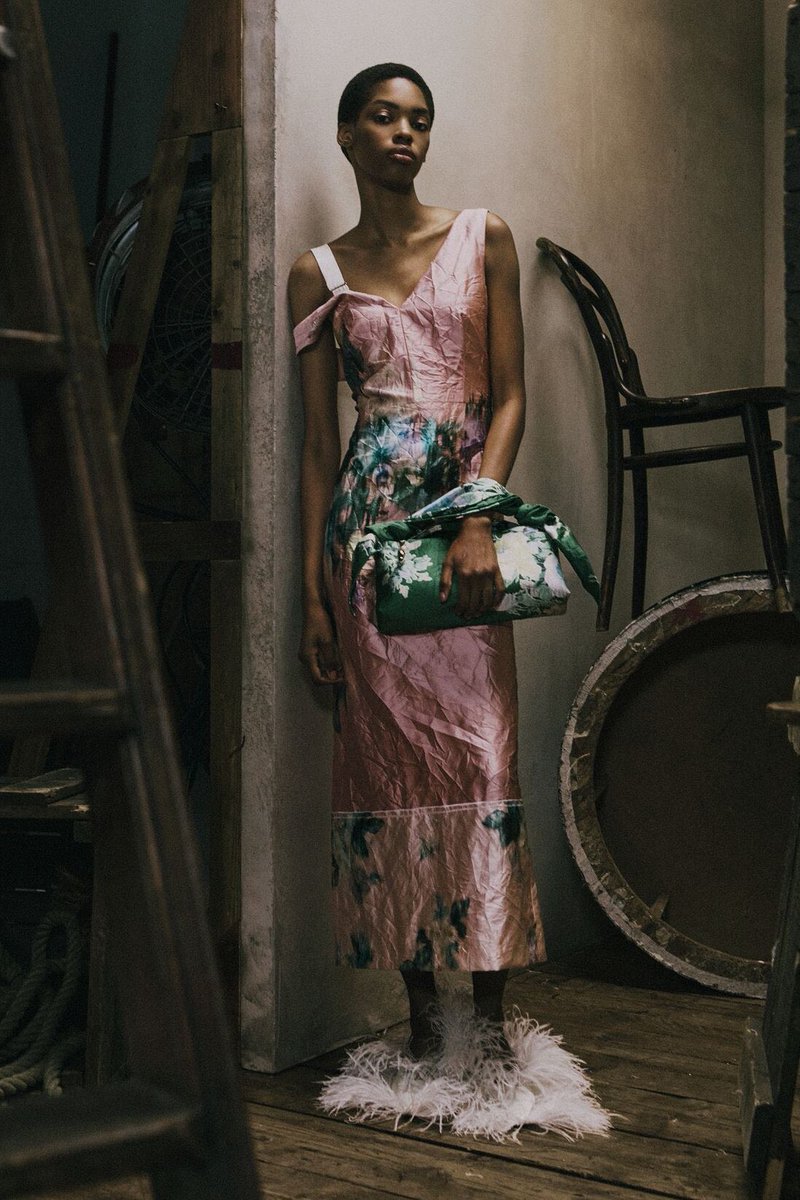 Previdar's tweet photo. Inspired by the theatrical world of Barbette, @erdem’s latest resort collection moves between sharp tailoring and romantic draping, blending interwar glamour with modern fluidity. ✨

Think crystal embellishments, dramatic silhouettes, and a masterclass in contrast. 💎 https://t.co/pvgTO2rFEj