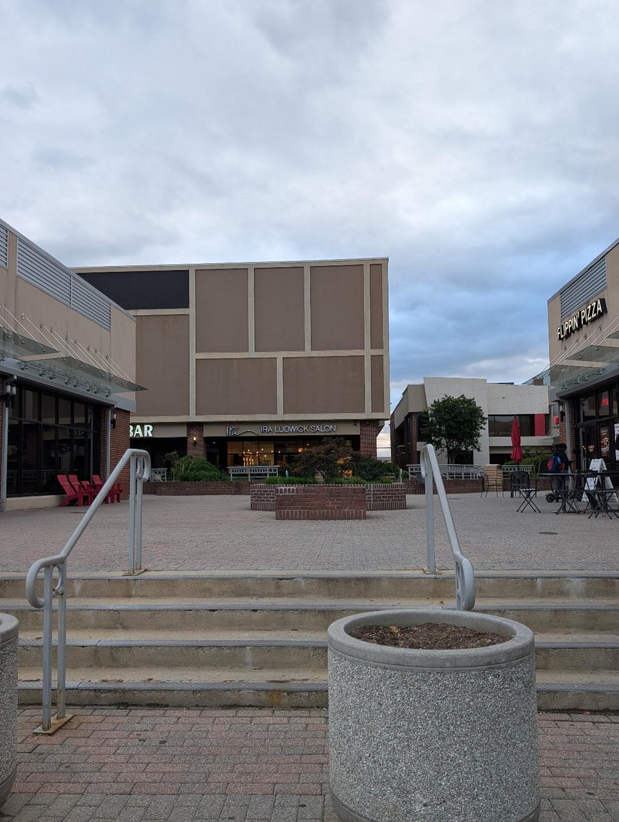 BethesdaRow's tweet photo. Former Bethesda movie theater available for lease:

https://t.co/RUANjsLw0E https://t.co/JrQ4DqsajD