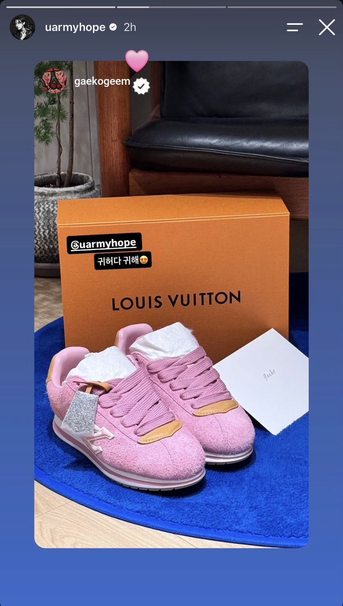 Taegi_outro's tweet photo. HISTORIA DE HOBI EN IG | 260602

🐿️ (Hobi compartió la historia de su amigo y bailarín gaeko, son sus zapatillas LV)

#uarmyhope #jhope https://t.co/AUAAIhxGgV