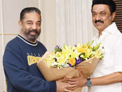 joe_milton's tweet photo. திமுக ஜெயிச்சுடும் , கூட நிப்போம்ண்ணு இருந்துட்டு , திமுக ஜெயிக்கல்லிண்ணு தெரிஞ்ச அடுத்த நிமிடமே பல்டி அடிச்ச ஓடுகாலி காங்கிரஸ் , எனக்கு கம்மியாத் தான் குடுத்தாங்க , எனக்கு சூரியன்ல நிக்க சொன்னதால அமைச்சர் பதவி போச்சு , நல்லவேளை நாங்க சொந்த சின்னத்துல நிண்ணதால ஓடிப் போய் அமைச்சர் பதவி வாங்கிட்டோம் இப்படி வித விதமா புத்திய காட்டுனவங்க மத்தியில , தொகுதியே இல்லைண்ணாலும் பிரச்சாரமும் பண்ணிட்டு இன்னும் நொள்ளை சொல்லாம இருக்குறவன் பெரிய மனுஷன் தான் !