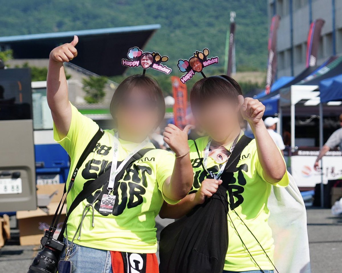 vrz_263's tweet photo. 推しの誕生日当日はこめださんが準備してくださった神輿やらケーキやらカードでお祝い😂🎂

喜んでくれてる様子だったし(?)、"うるさいのは慣れた😀"とのことで最高の褒め言葉をいただきました😘笑

カチューシャに協力してくださった方々もありがとうございました🥰💖

ボケの大渋滞💓ｶｵｽすぎ🥳 https://t.co/EJYZRYouCZ