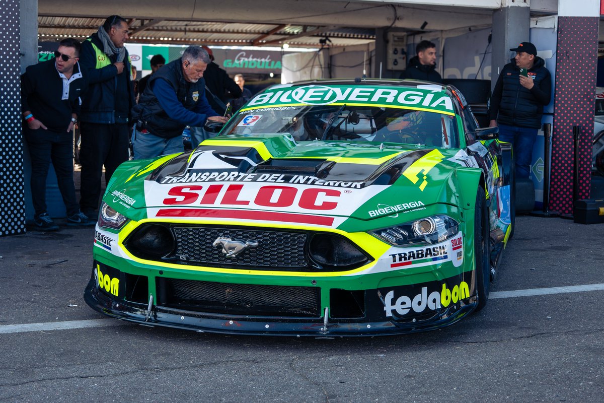 MinSPcba's tweet photo. 🏎‍🟀 Desde el Autódromo Oscar Cabalén, Córdoba volvió a posicionarse como referente en la incorporación de tecnologías energéticas innovadoras que impulsan el desarrollo productivo y ambiental de la provincia.

Actualmente, la competición del Turismo Carretera 2000 utiliza oficialmente el E40 en todos sus autos

🌽 Hoy en día ya se esta analizando el uso de una mezcla compuesta por 40% de bioetanol de maíz cordobés y 60% de nafta, una alternativa que busca reducir emisiones y potenciar el desarrollo de energías renovables aplicadas al deporte motor.

🔋 Los biocombustibles representan una oportunidad estratégica para diversificar la matriz energética, agregar valor a la producción agroindustrial y avanzar hacia una movilidad más sostenible sin resignar rendimiento ni competitividad.💪🏽

#HacerParaCrecer
